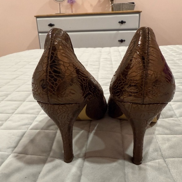 Michael Antonio Bronze Patent Leather women Heels - Size 9 - Picture 10 of 10